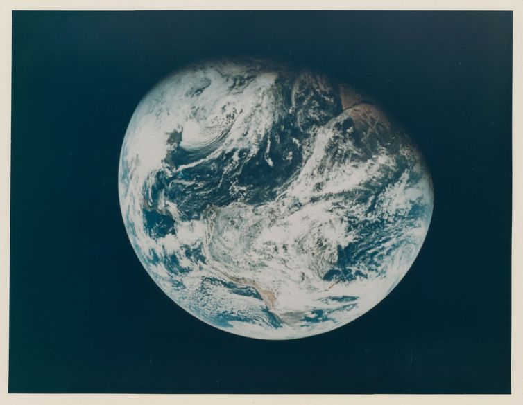 Primeira fotografia do planeta Terra tirada por humanos pelo tripulante da Apollo 8 William Anders